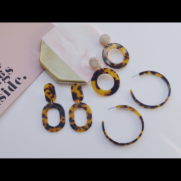 Oval Pendant Tortoise Resin Hoop Earrings - Picture 4 of 5